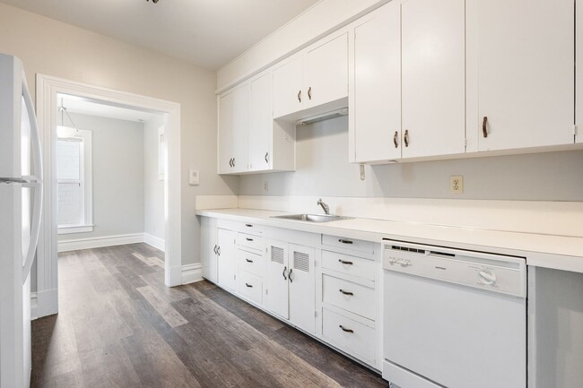 Building Photo - GATED OFF STREET PARKING - Top Floor Unit ...