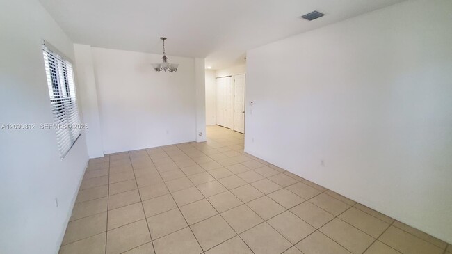 Building Photo - 652 NE 191st Terrace