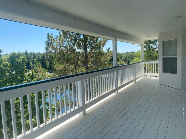 Building Photo - Beautiful Lakefront Home in the Vineyard! 55+ community