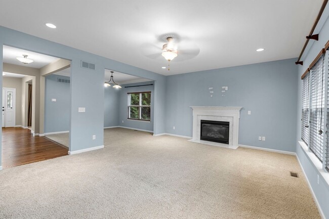 Building Photo - Stunning Former Display Home on a Quiet Cu...