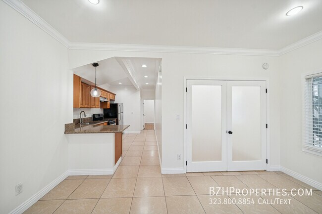 Building Photo - 6680 De Longpre Ave