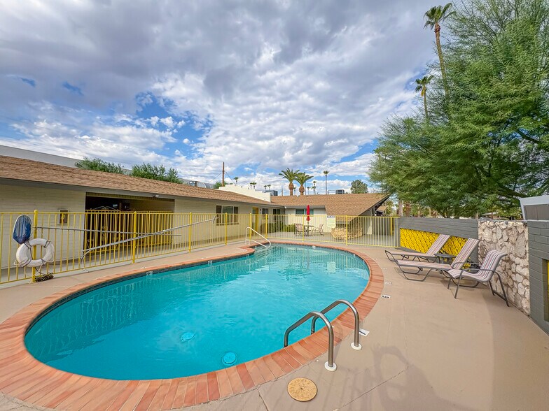 Building Photo - 2737 E Glenrosa Ave