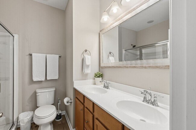 Building Photo - Stylish 3bd 3.5bath townhome for rent in the highly desirable Vermillion