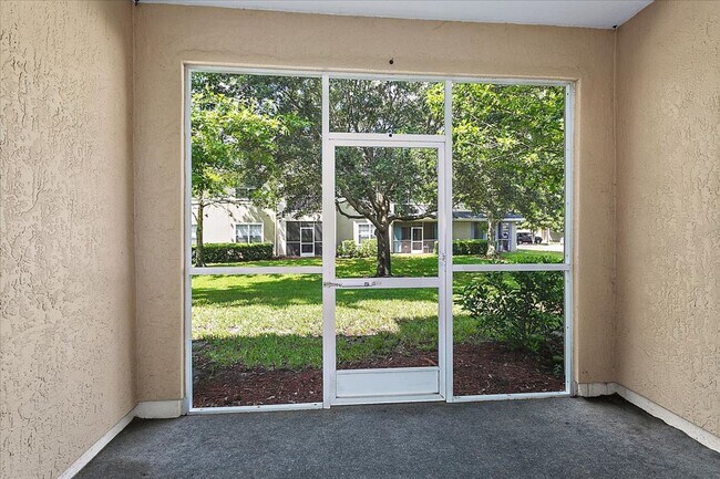 Building Photo - Large 2/2 in highly desirable The Cottages...