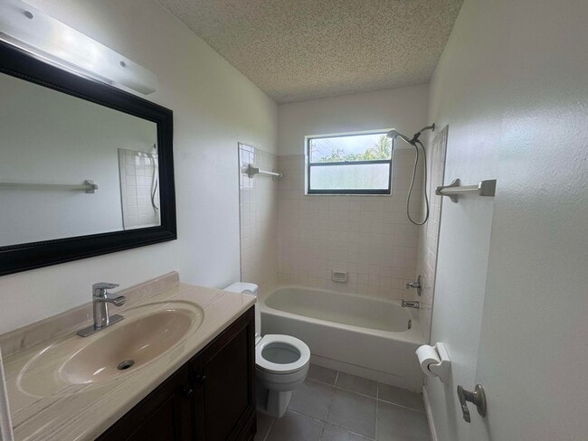 Building Photo - 1047 Manor Dr