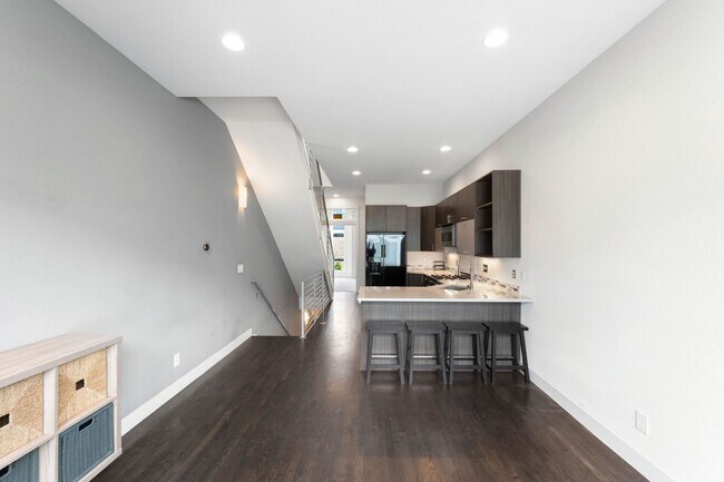 Building Photo - Modern 2BD, 2BA LoHi Townhome with Rooftop...