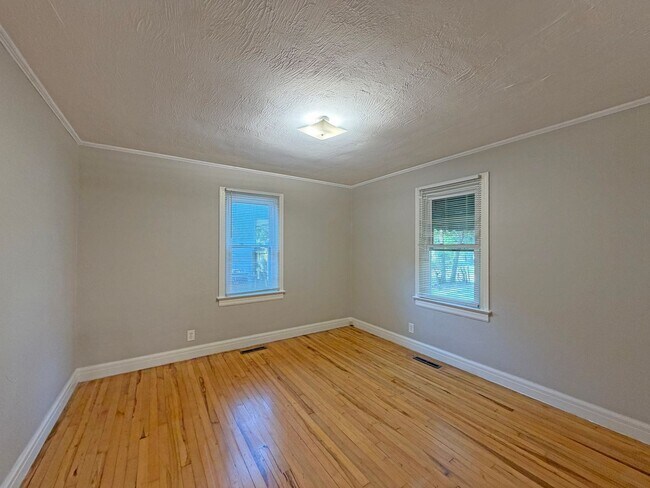 Building Photo - 920 N Pickwick Ave