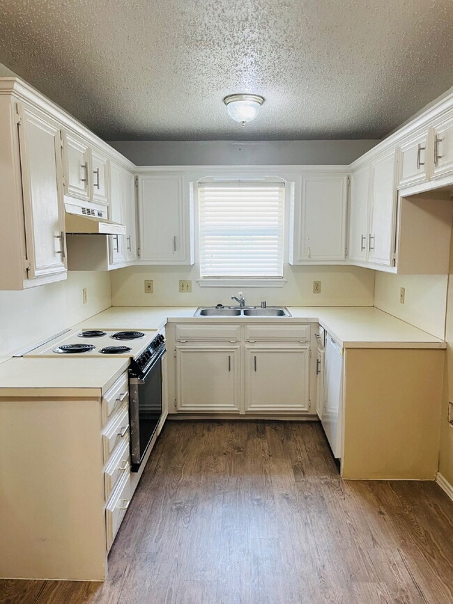 Building Photo - 2 Bedroom Duplex