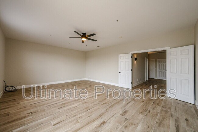 Building Photo - 6033 E Smokehouse Trail