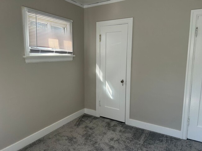 Building Photo - Charming 3 Bedroom Home