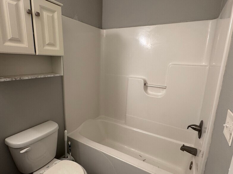 Building Photo - 1208 W 5th St