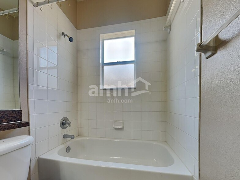 Building Photo - 3404 Pearl Dove Loop