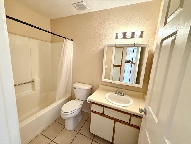 Building Photo - Cute 3 Bedroom 2 Bathroom House in Hualapa...