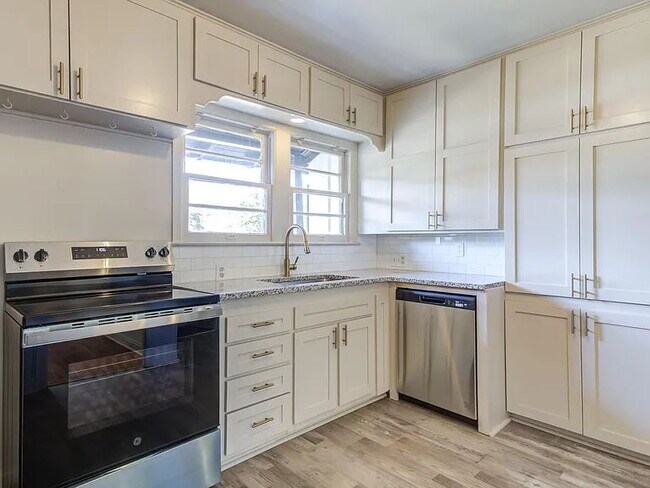 Building Photo - Charming 3-bedroom, 2-bath home in Tech Terrace!! Looking for 6 Mo Lease!