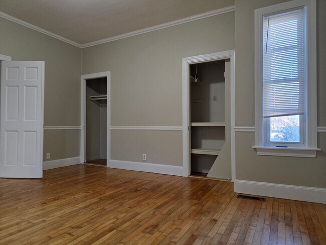 Building Photo - No Brokers Fee, In-Unit Laundry, Eat-in Kitchen, Large bedrooms, 3 Full Bathrooms