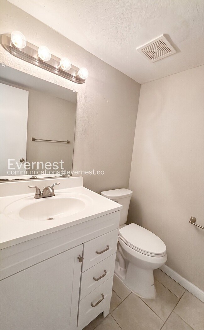 Building Photo - 4 Bed, 2.5 Bath with Fenced Yard & Garage / Pet-Friendly / Available Now!
