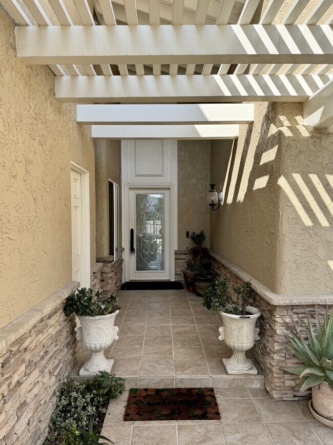 Building Photo - 3027 Oakwood Ln