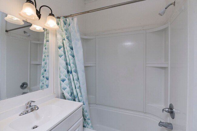 Building Photo - Charming 2 bedroom 1 bath home in Elmwood ...