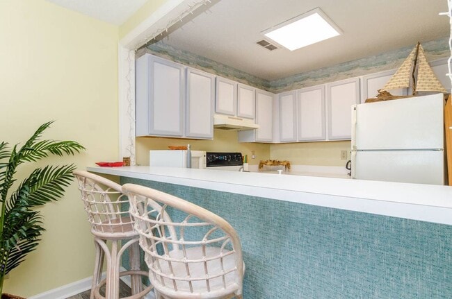 Building Photo - 1437 Fort Fisher Blvd S