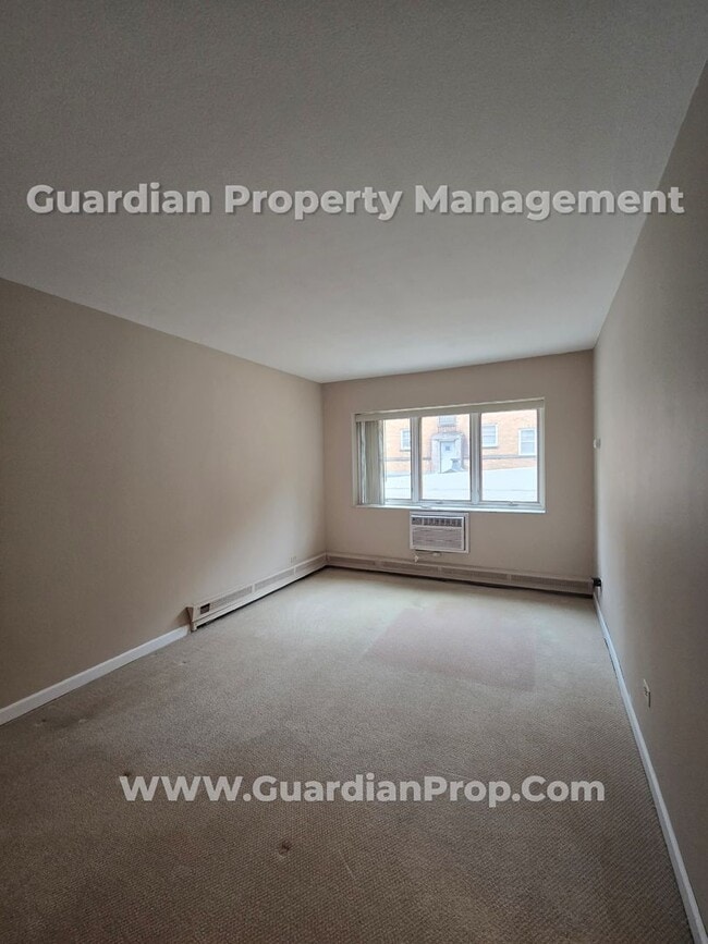 Building Photo - Dean Parkway  2bd-2ba Condo, Hardwood Floo...