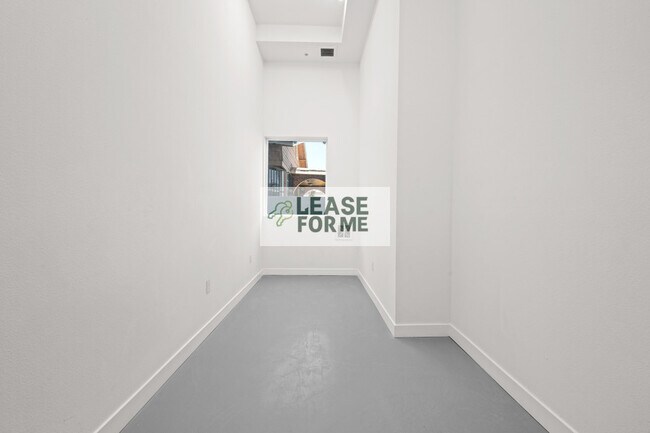 Building Photo - 4348 Woodlawn Ave