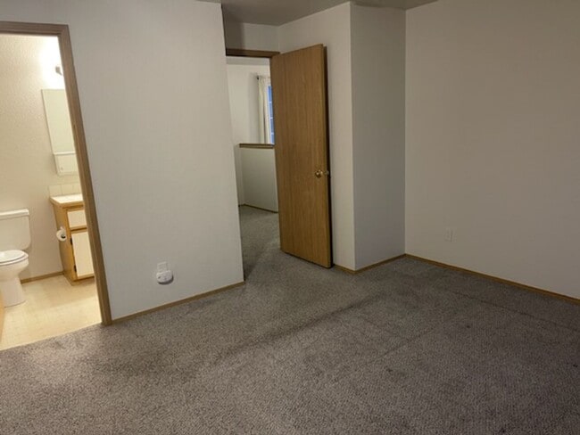 Building Photo - 3 bdrm, 2.5 bath, 2 car garage  (1 attached, 1 detached), Fenced yard, Minutes to Mall and I-5