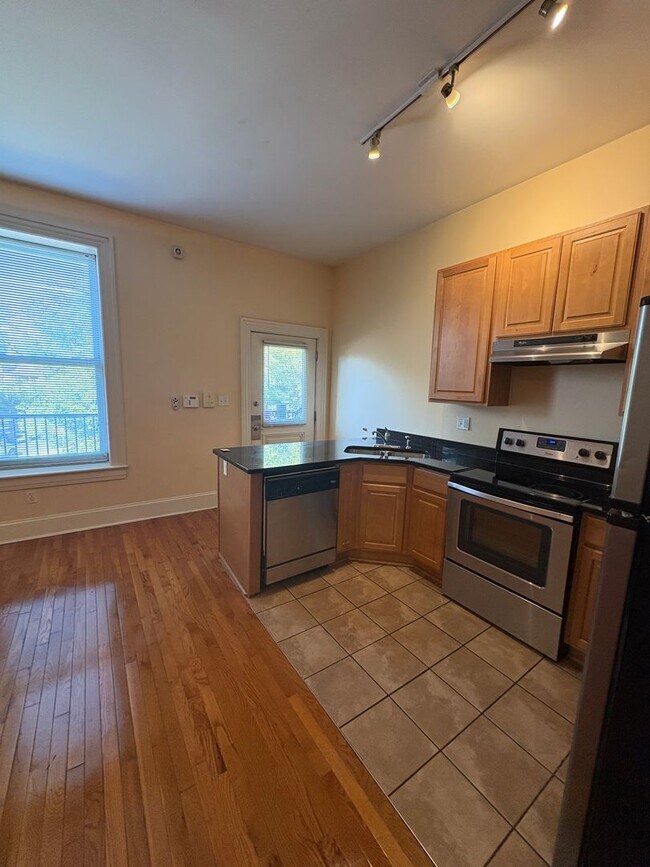 Building Photo - Available now! Cozy Updated 1 Bed 1 Bath i...