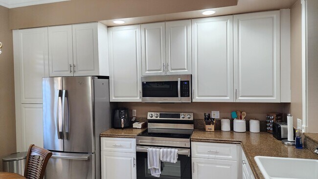 Building Photo - 35 Harbour Isle Dr W