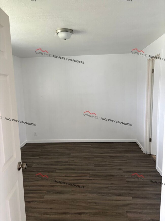 Building Photo - R72B