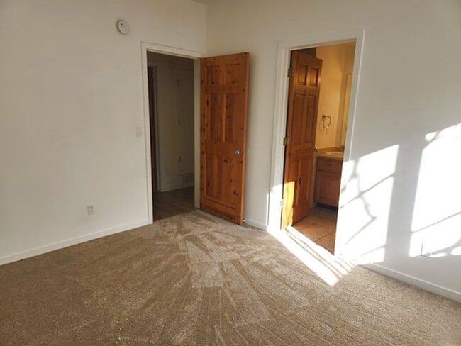 Building Photo - Recently Remodeled Pinebrook Condo with 1 ...