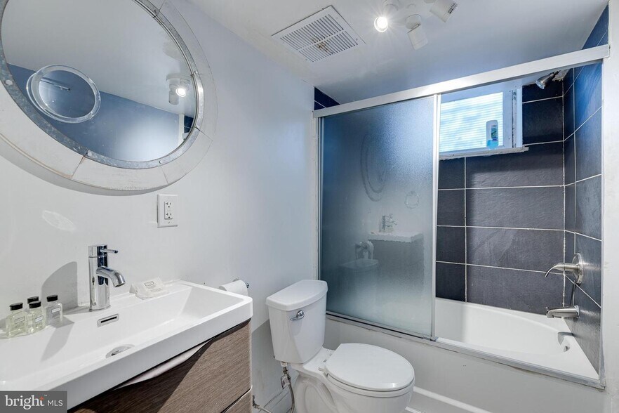 Full Bathroom - 2134 Spruce St