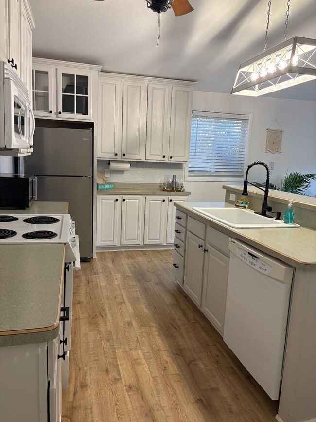 Building Photo - 2 Bedroom 2 Bath (+Bonus Bedoom) in Kill Devil Hills