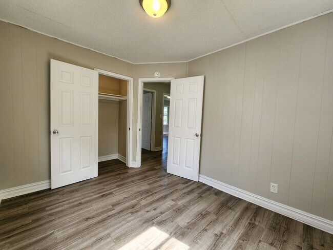 Building Photo - Spacious 2-Bedroom, 1-Bathroom Home AVAILABLE NOW!!