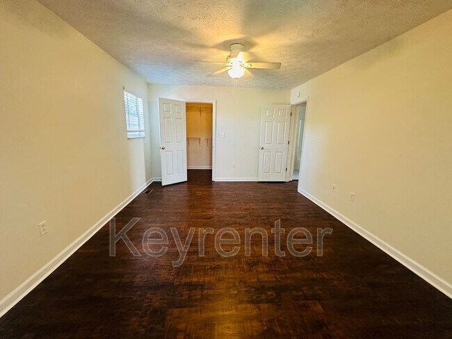 Building Photo - 2207 Crestpark Rd