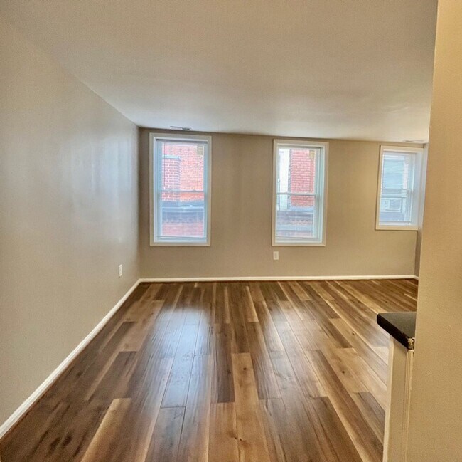 Building Photo - Columbia Heights| 3Bd 1Bth | Top Floor | F...