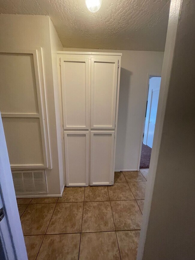 Building Photo - Hesperia-Refurbished- 3 Bedrooms, 2 Bathro...