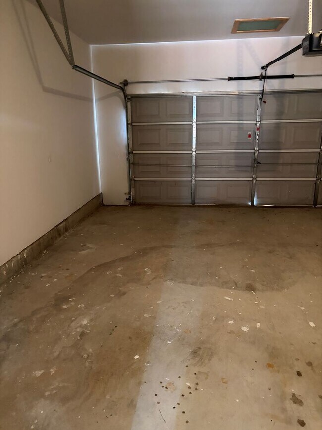 Building Photo - Large Home in Established Neighborhood