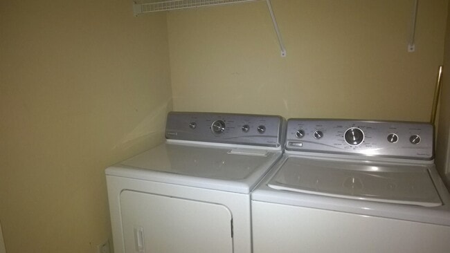 Building Photo - Spacious 3 Bed, 2.5 Bath Townhome with 2-C...