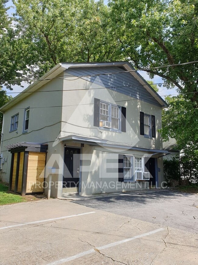 Building Photo - Spacious Top Floor 2 Bd - 1Ba Duplex Apartment in Fountain City!!