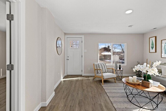 Building Photo - For Rent – Renovated 3 Bedroom Bungalow in Englewood