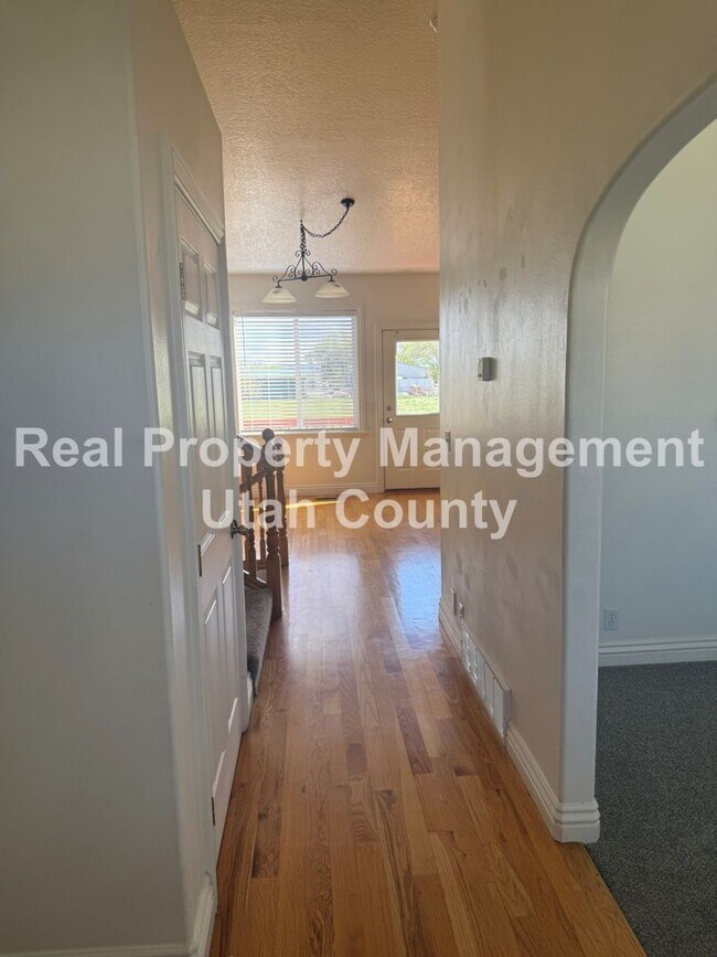 Building Photo - Large Home in Lehi!