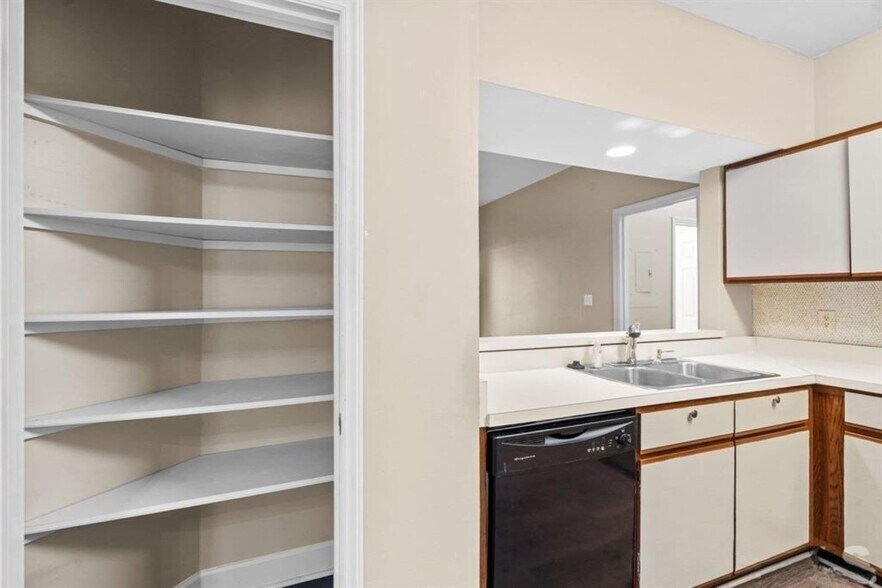 Building Photo - 6121 Sunpointe Dr
