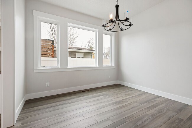 Building Photo - Luxury 5 Bed, 3 Bath home with over 3,000 sq. ft.