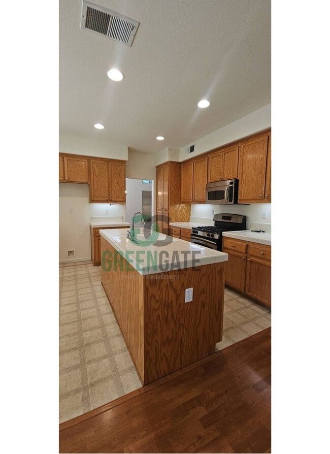 Building Photo - Beautiful 4 Bedroom, 3 Bathroom Home in Tr...