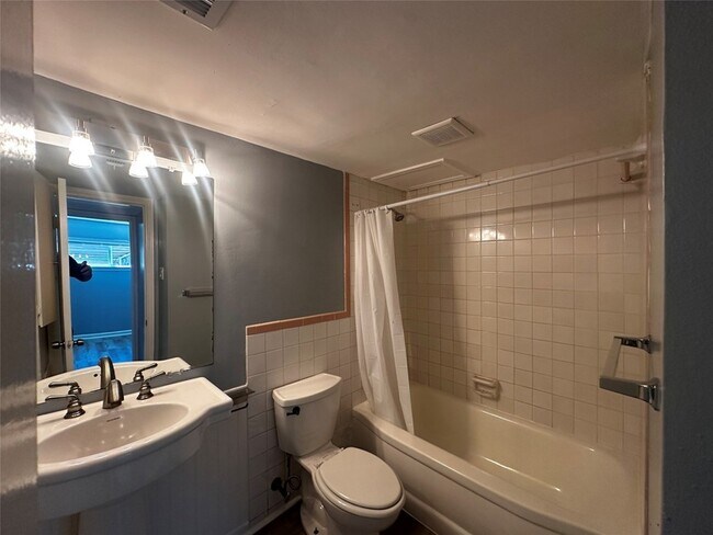 Building Photo - 3262 Branard St