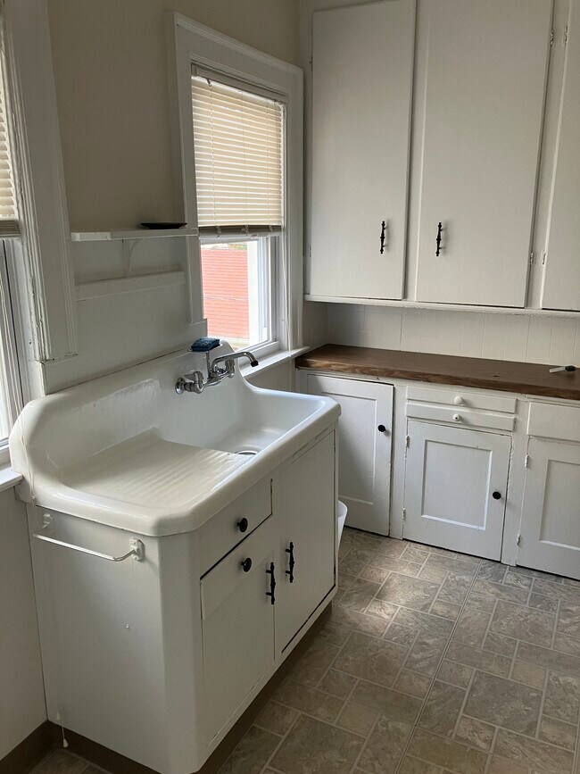 Building Photo - 55 E Hazeltine Ave