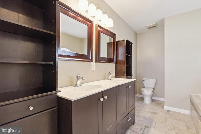 Building Photo - 6178 Oaklawn Ln