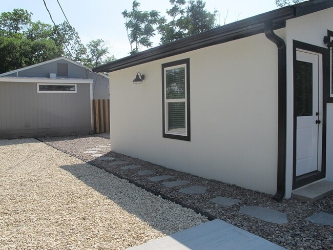 Building Photo - 412 Lucille St