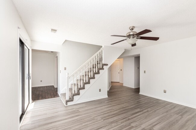 Building Photo - Shawnee Condo all redone close to Shops an...