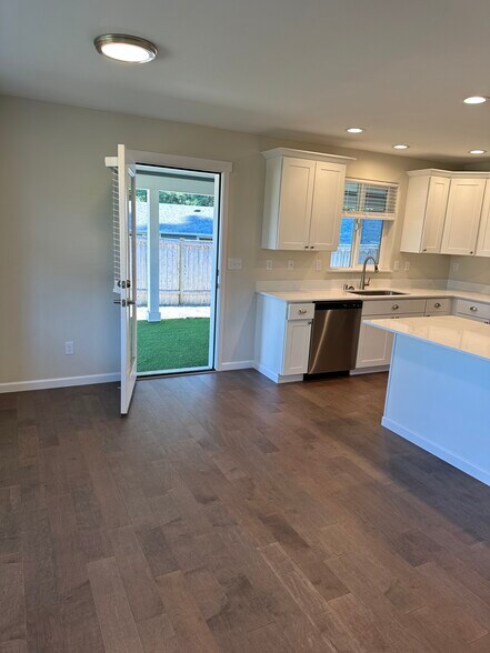 Access to covered outdoor area - 6704 Summerset Dr SE
